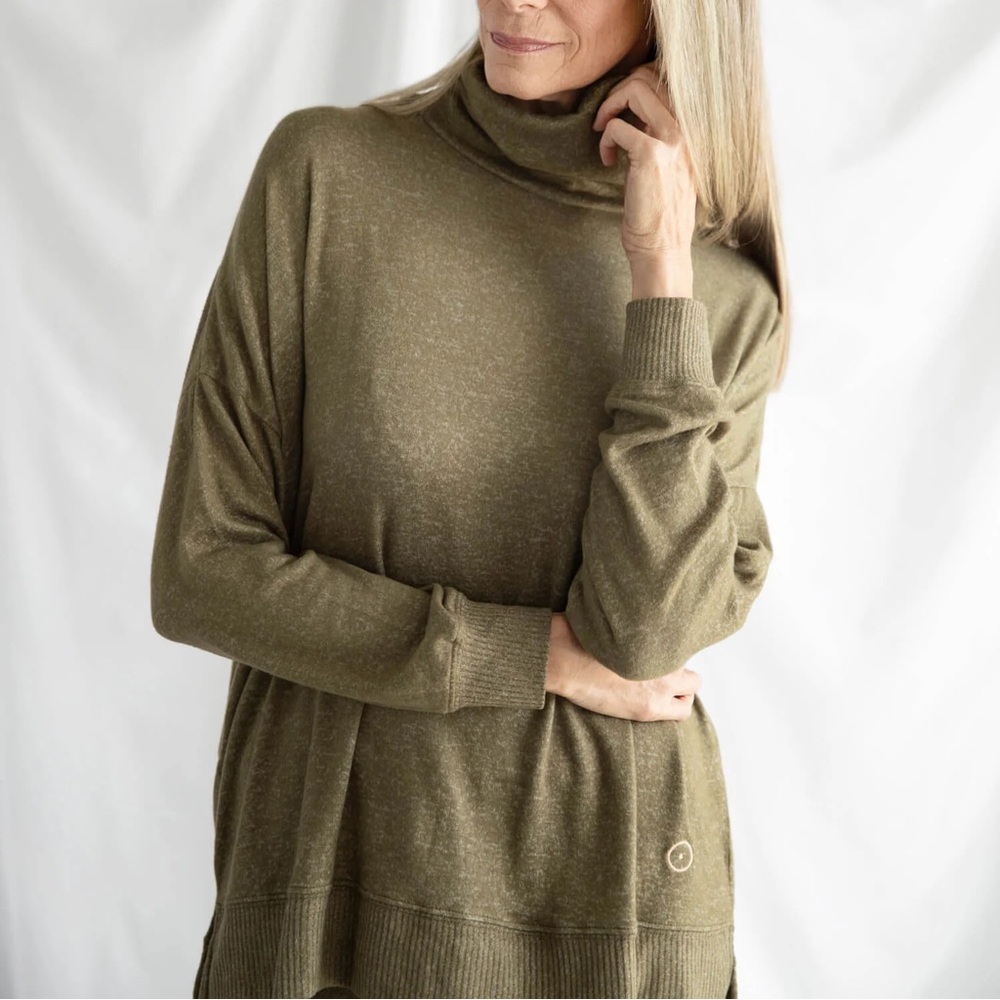 NWT Sunday Citizen Cosset Relaxed Turtleneck Olive